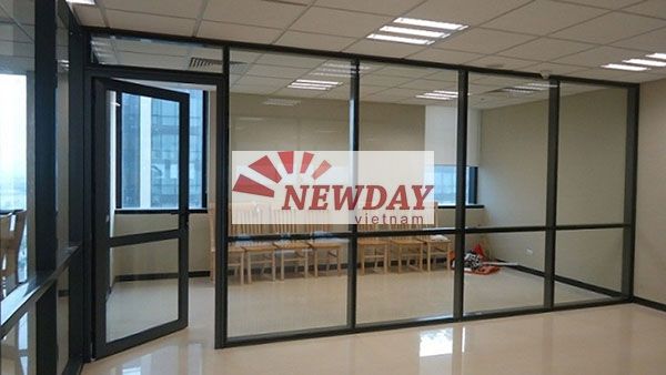 Cửa Mica thường được dùng làm cửa ra vào, cửa sổ, cửa nhà tắm