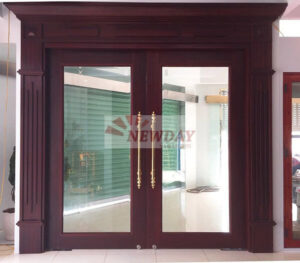 Cửa thép vân gỗ kính giúp ngôi nhà trở nên thoáng và rộng