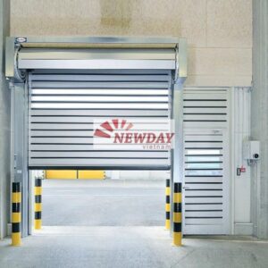 Thân cửa được làm từ thép mạ điện hoặc inox 304