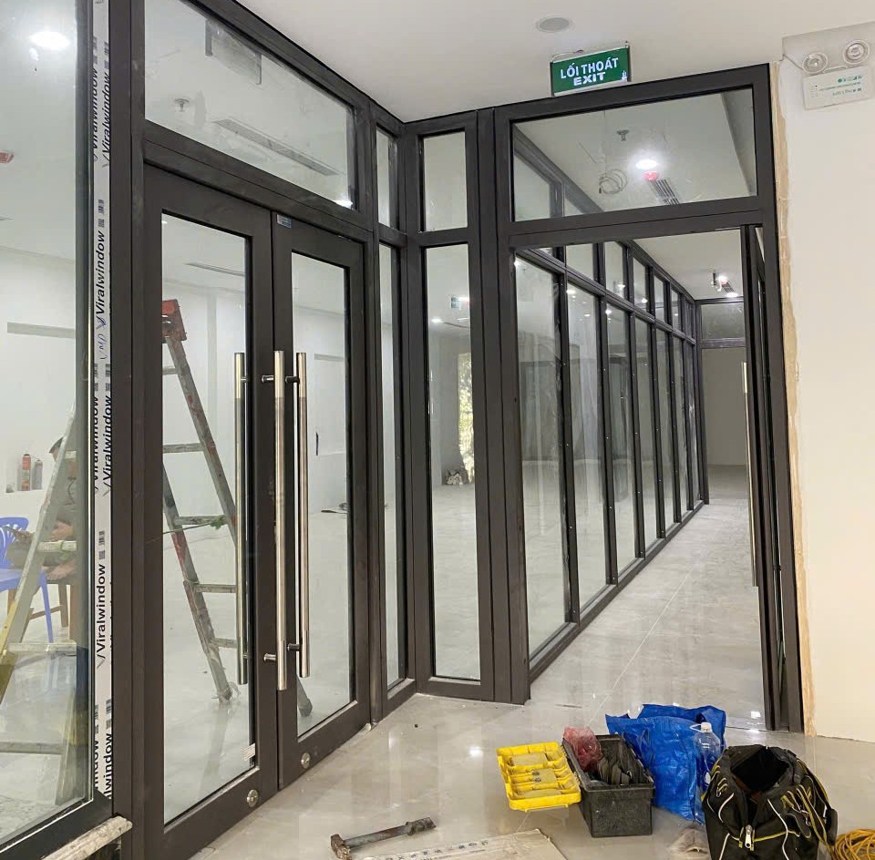 cua kinh khung thep 100 1