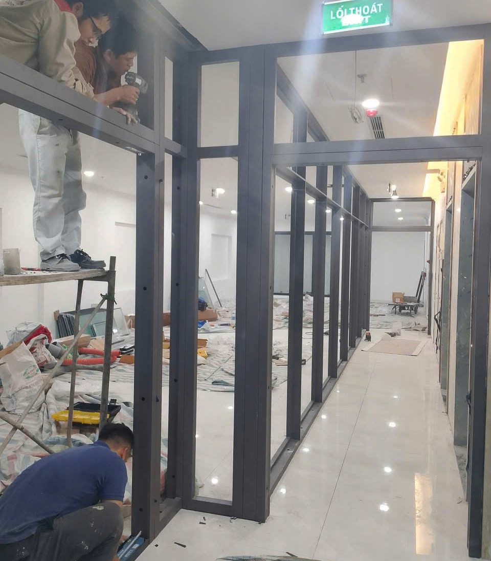 cua kinh khung thep 18 1